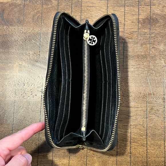 TORY BURCH ZIP AROUND CONTINENTAL WALLET - Picture 7 of 11